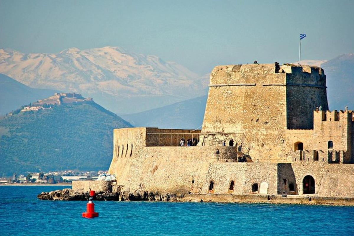 Un castillo en el agua con un cono rojo en el agua.
