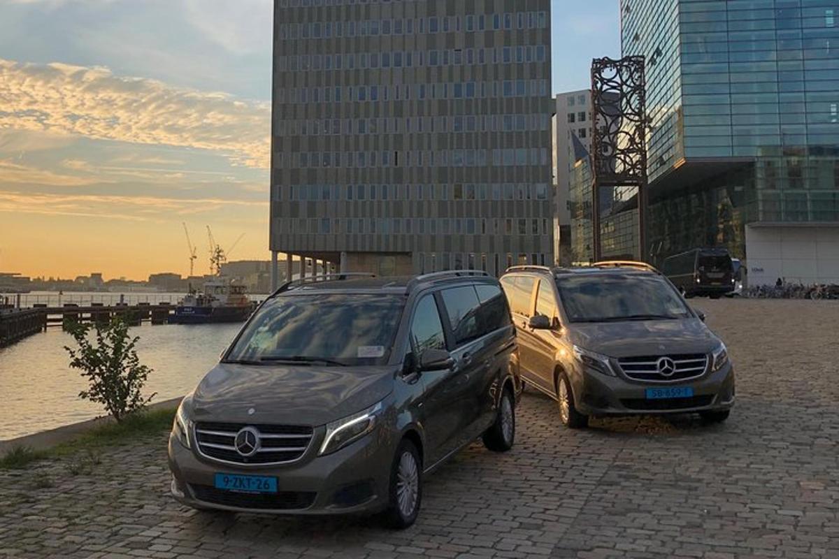 dos cotxes aparcats un al costat de l'altre en un carrer