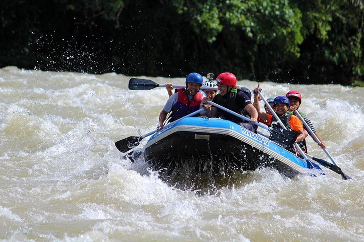 một nhóm người trên bè trên sông