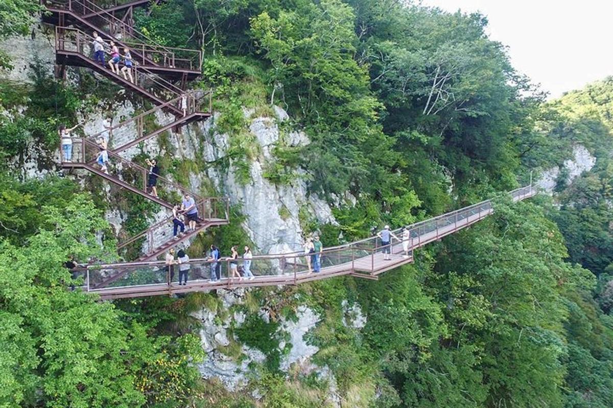 skupina lidí na mostě přes horu