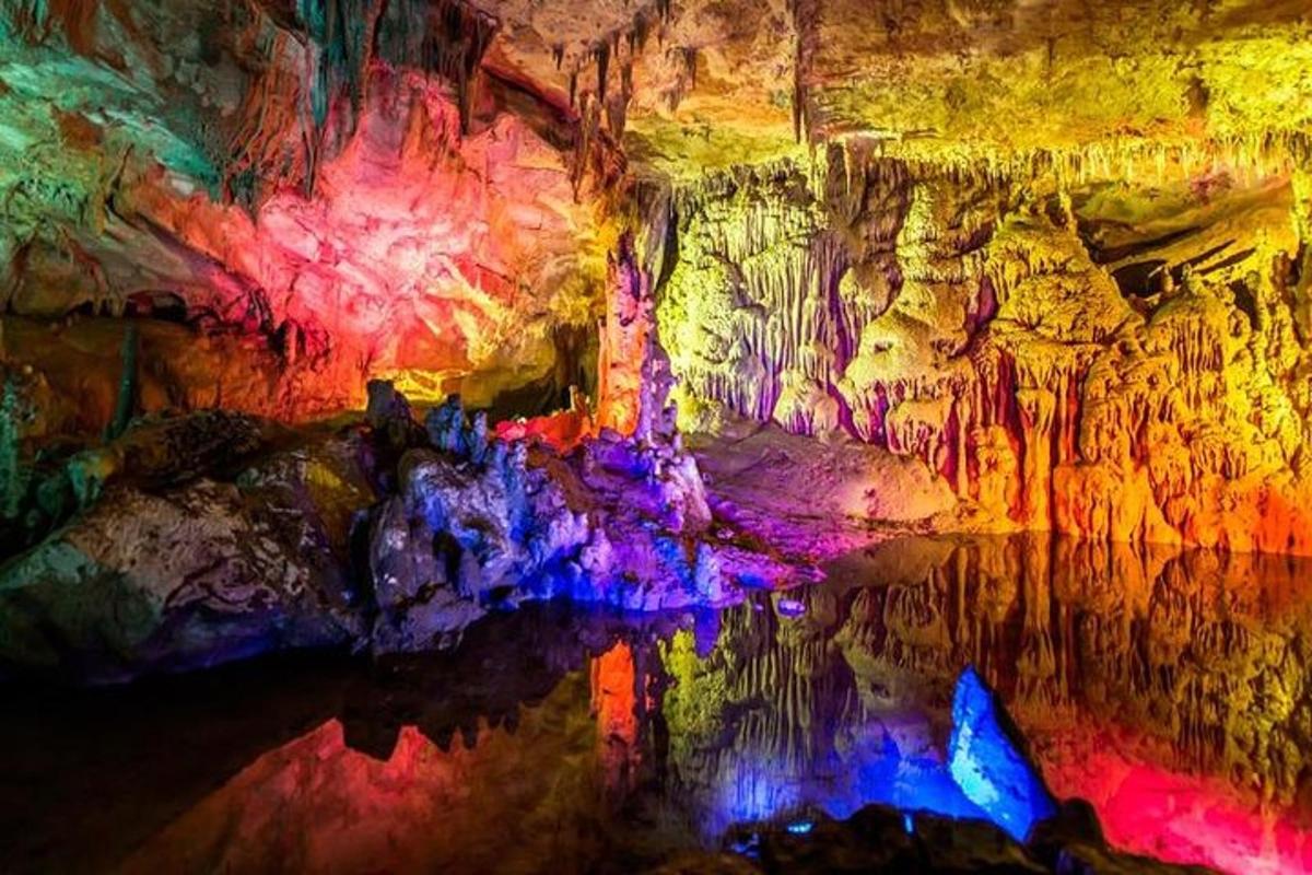 một hang động có hình ảnh phản chiếu trong nước