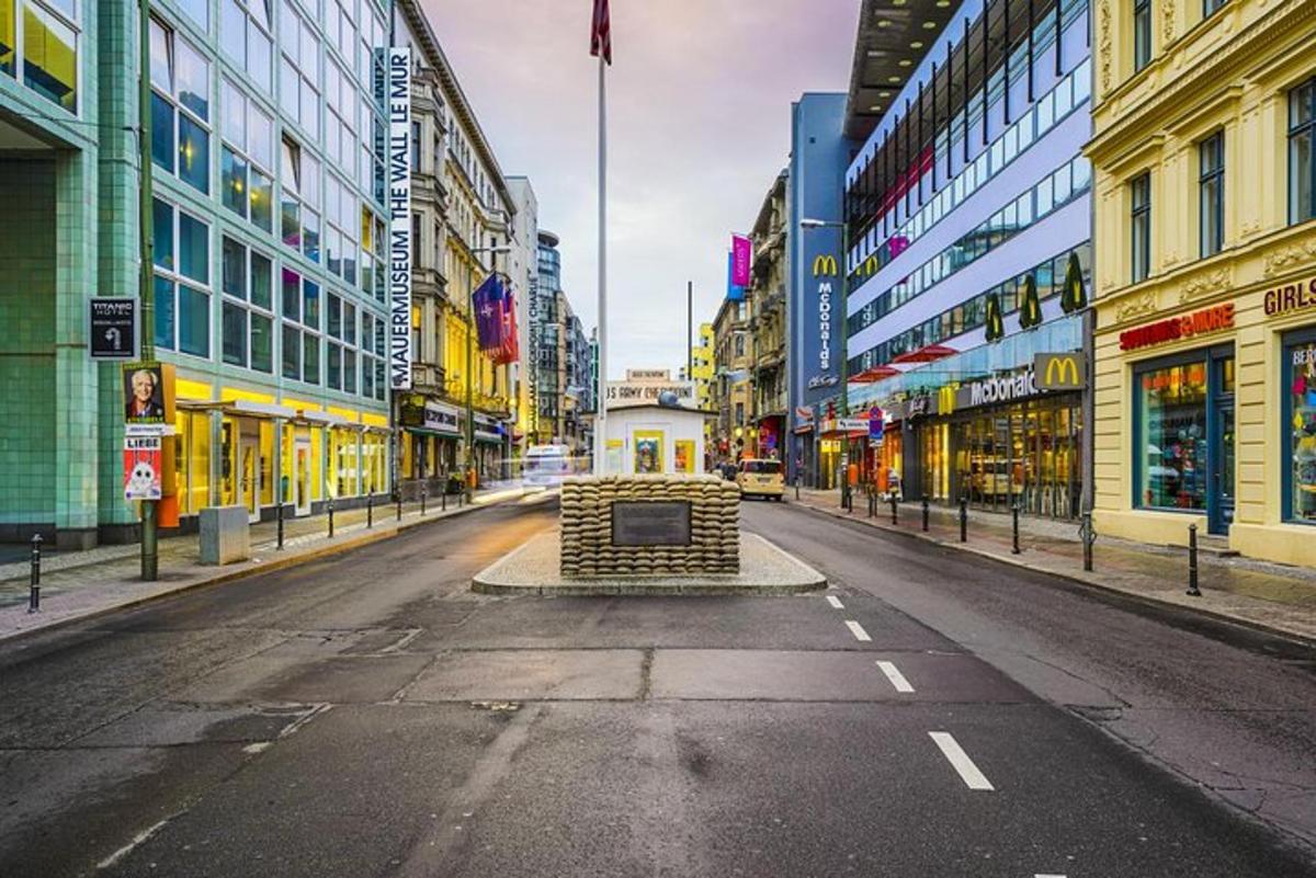 una strada vuota in una città con edifici alti
