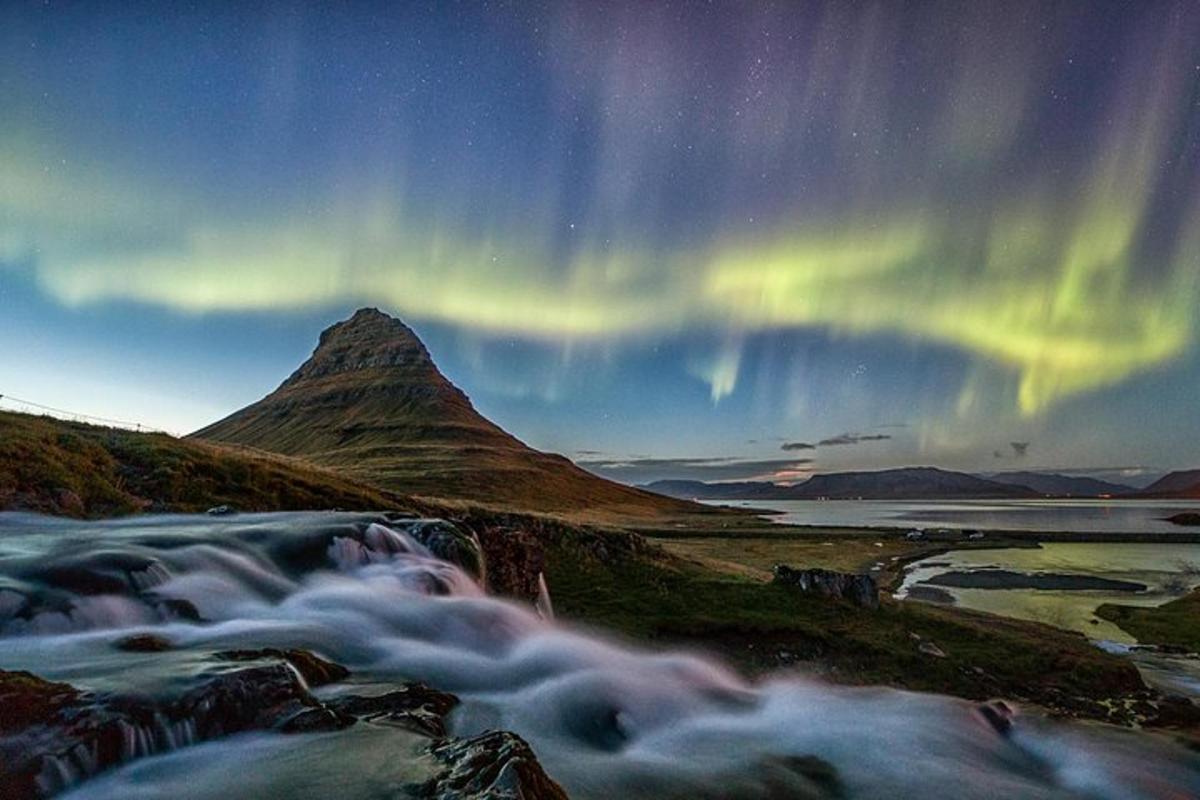 o imagine a unui râu cu aurora boreală pe cer