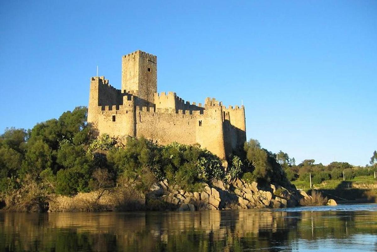 hrad na ostrově ve vodě