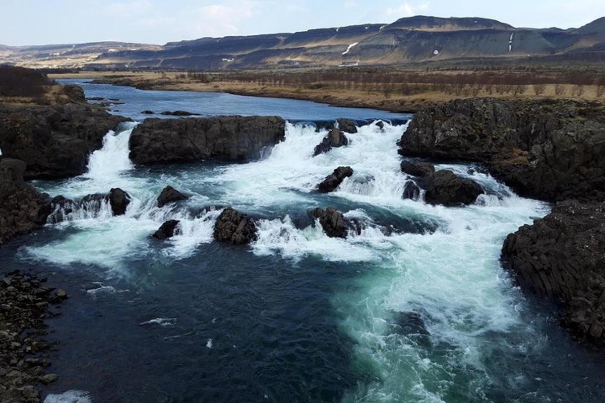 een rivier met rotsen in het midden van een rivier