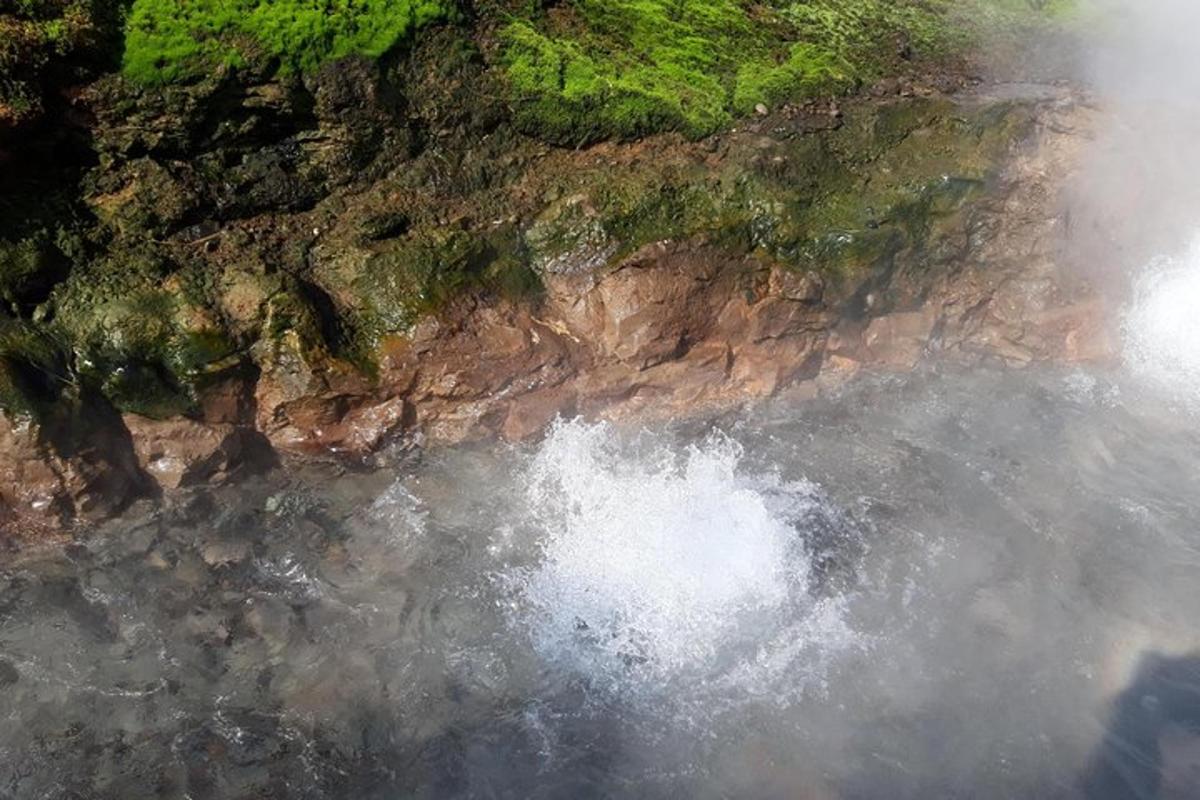 pemandangan udara dari badan air di sebelah gunung