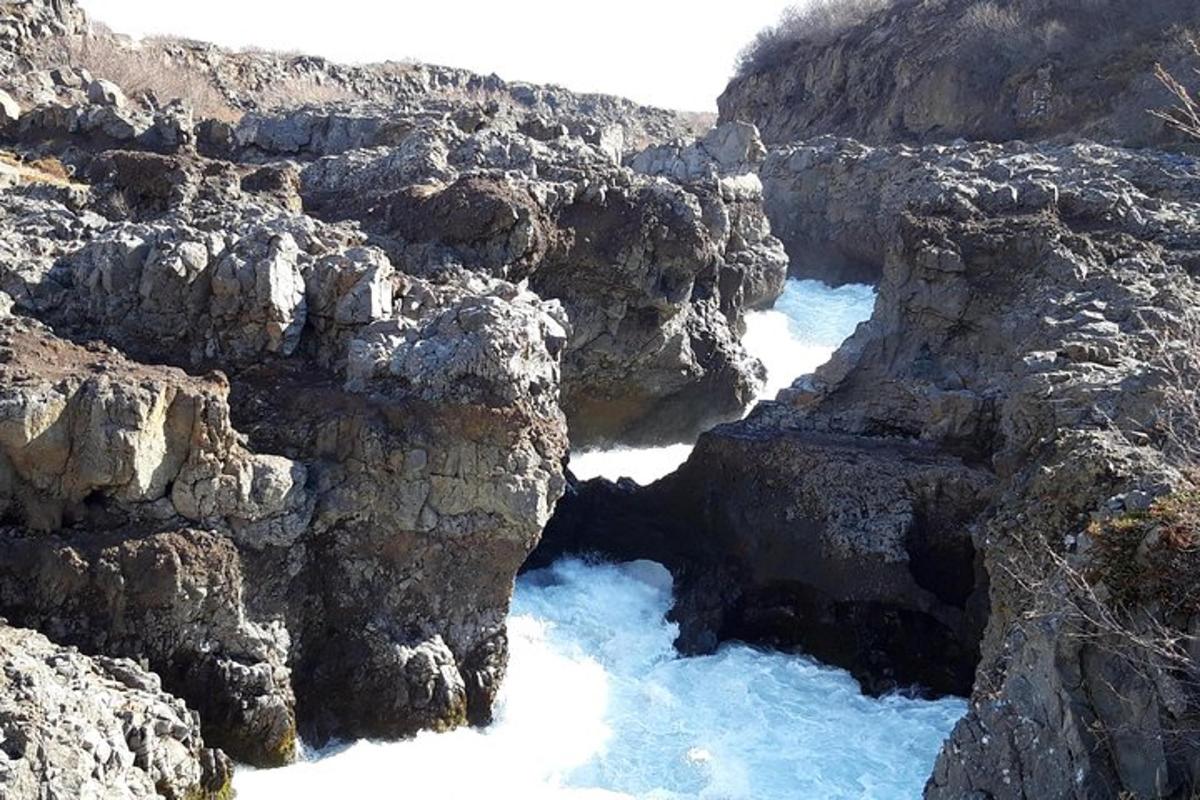 útsýni yfir grýtt gljúfur með vatni í því