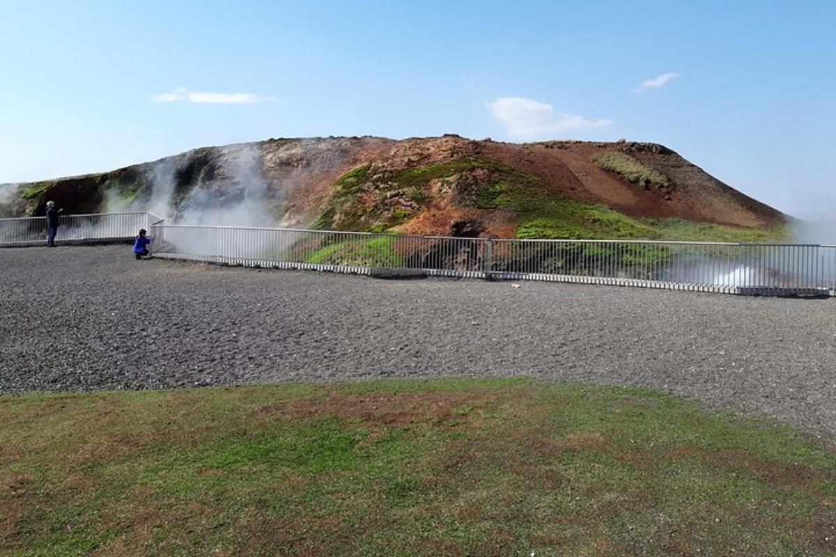 een persoon die voor een waterval staat
