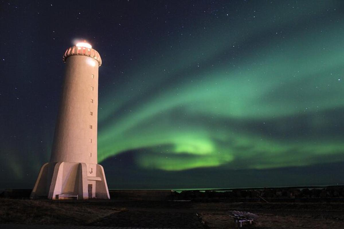 viti með norðurljósum á himni