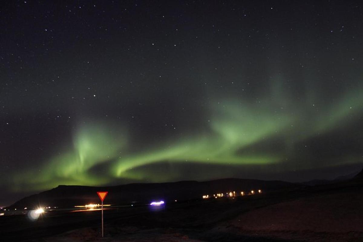 norðurljós á næturhimninum yfir þjóðvegi