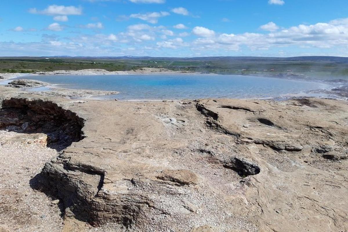 un grande specchio d'acqua situato in cima a una collina