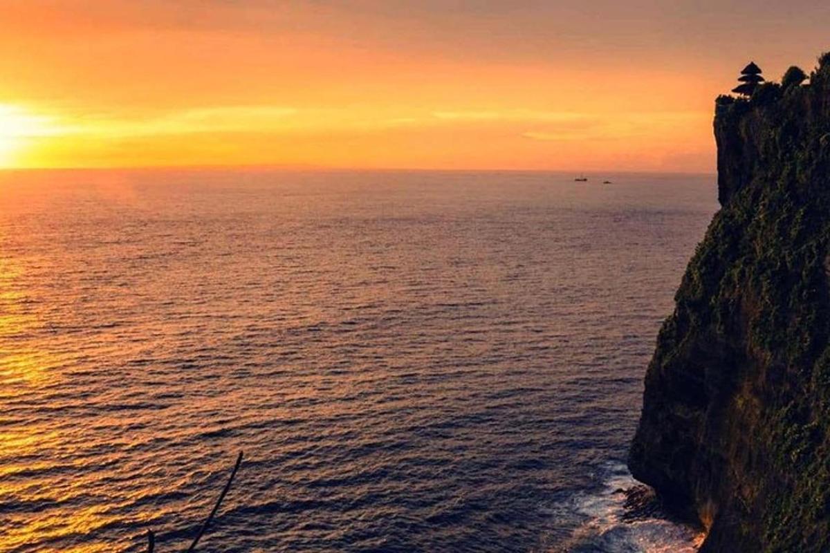 Západ slunce nad oceánem s útesem