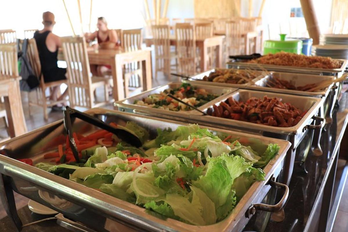 en buffet fylt med forskjellige typer mat i brett