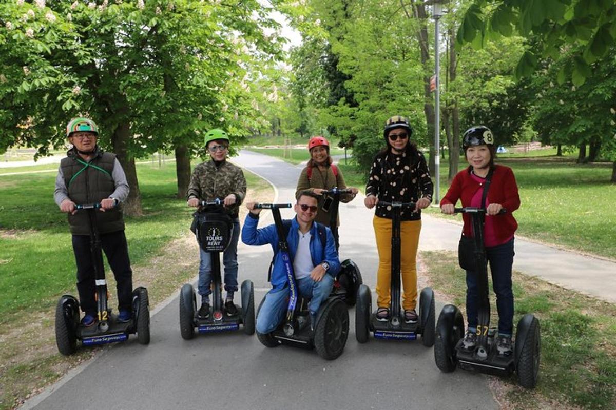 Un grupo de personas viajan en segways