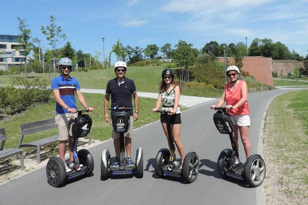 Un grupo de cuatro personas viajando en segways