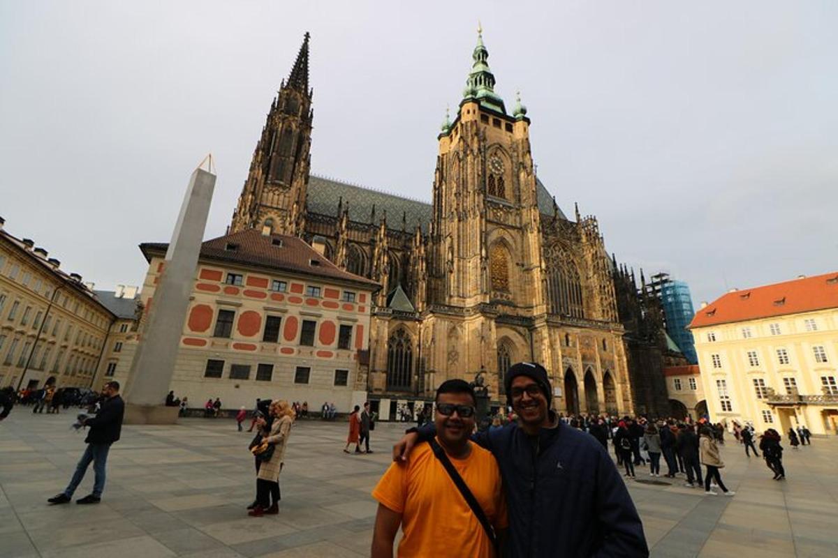 Dos hombres de pie frente a una catedral
