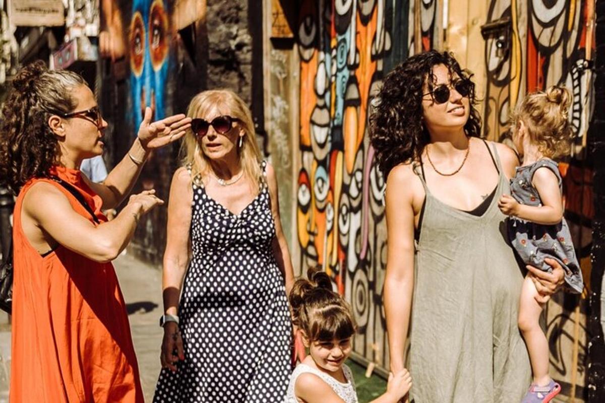 een groep vrouwen die naast elkaar staan