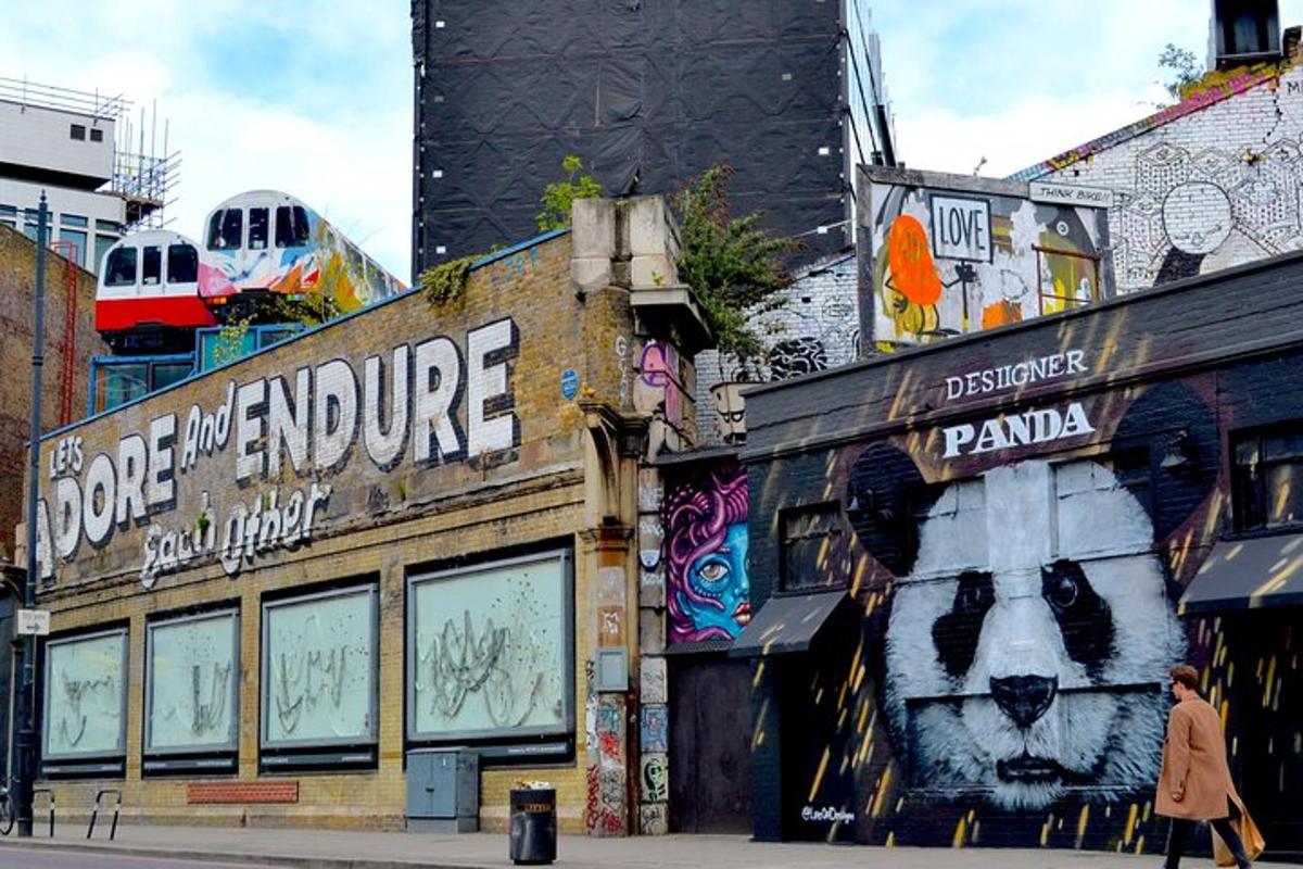 un edificio con un cane su un lato