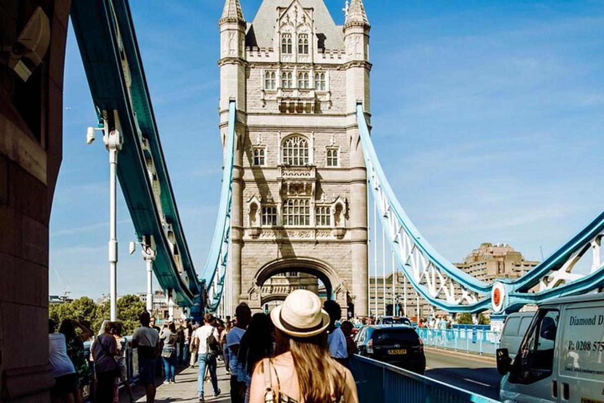 Kona í hatti gengur yfir Tower Bridge