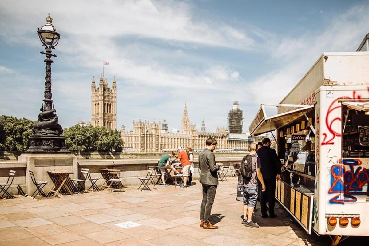 Hópur fólks stendur í kringum matarbíl fyrir framan Big Ben