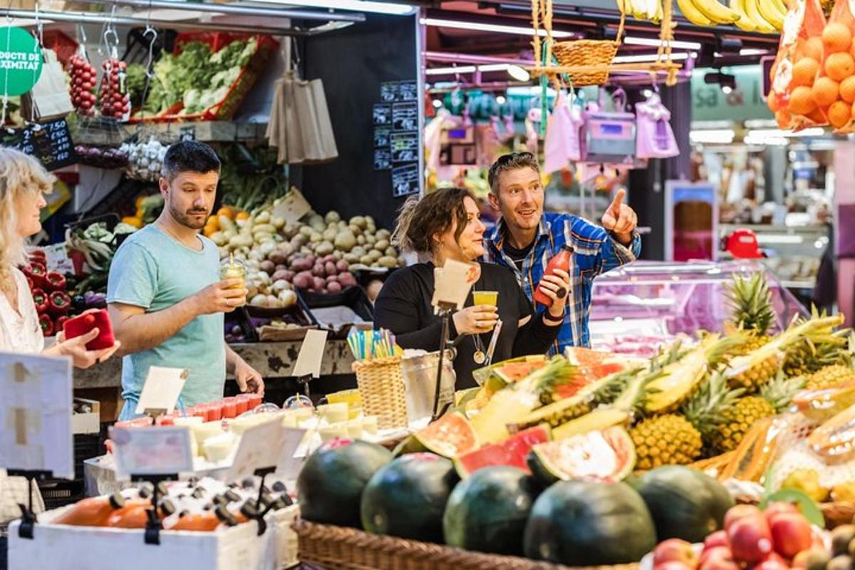 un gruppo di persone in piedi in un mercato con delle bevande