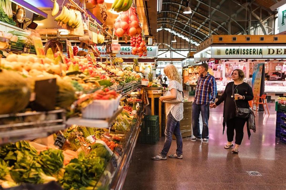 un grup de oameni care stă într-o raion de produse agricole dintr-o piață