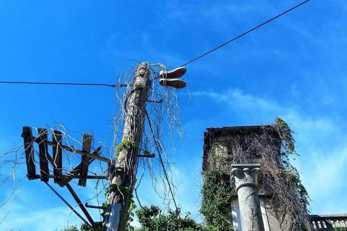 Ένα φανάρι σε έναν στύλο με έναν μπλε ουρανό