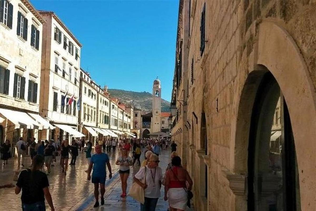 μια ομάδα ανθρώπων που περπατούν σε έναν δρόμο