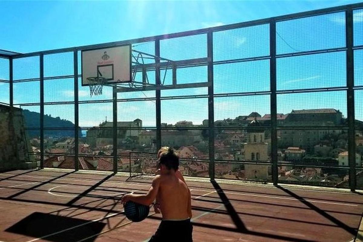 ένας άντρας που παίζει μπάσκετ σε ένα γήπεδο μπάσκετ