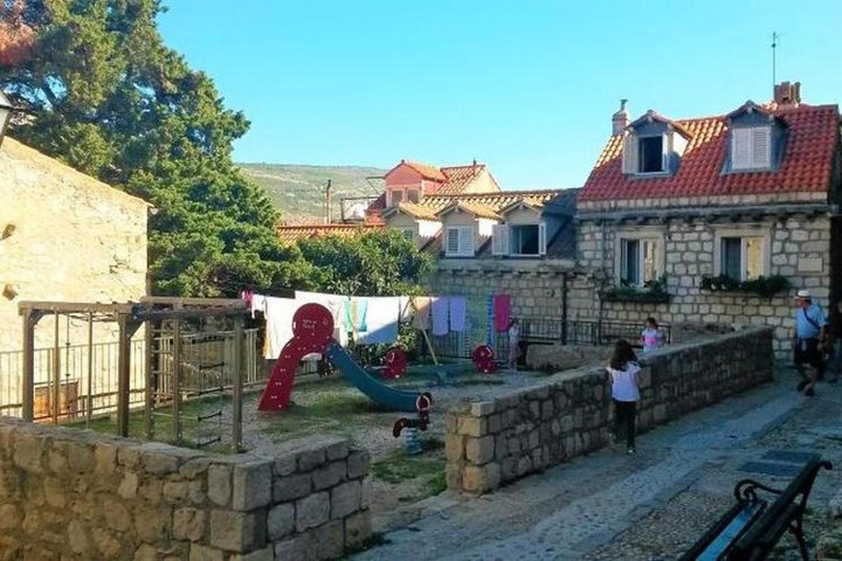 dieťa hrajúce sa na ihrisku pred domom