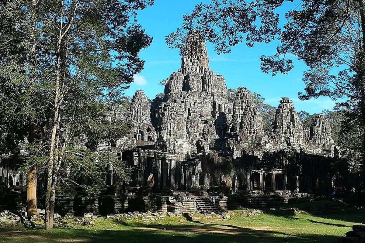 un grande edificio in pietra con alberi di fronte