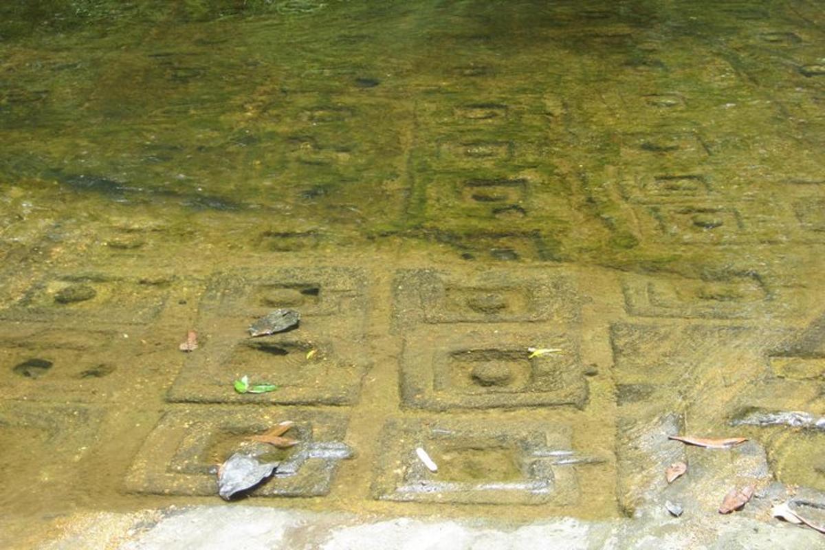 un pavimento in pietra con scritte nell'acqua