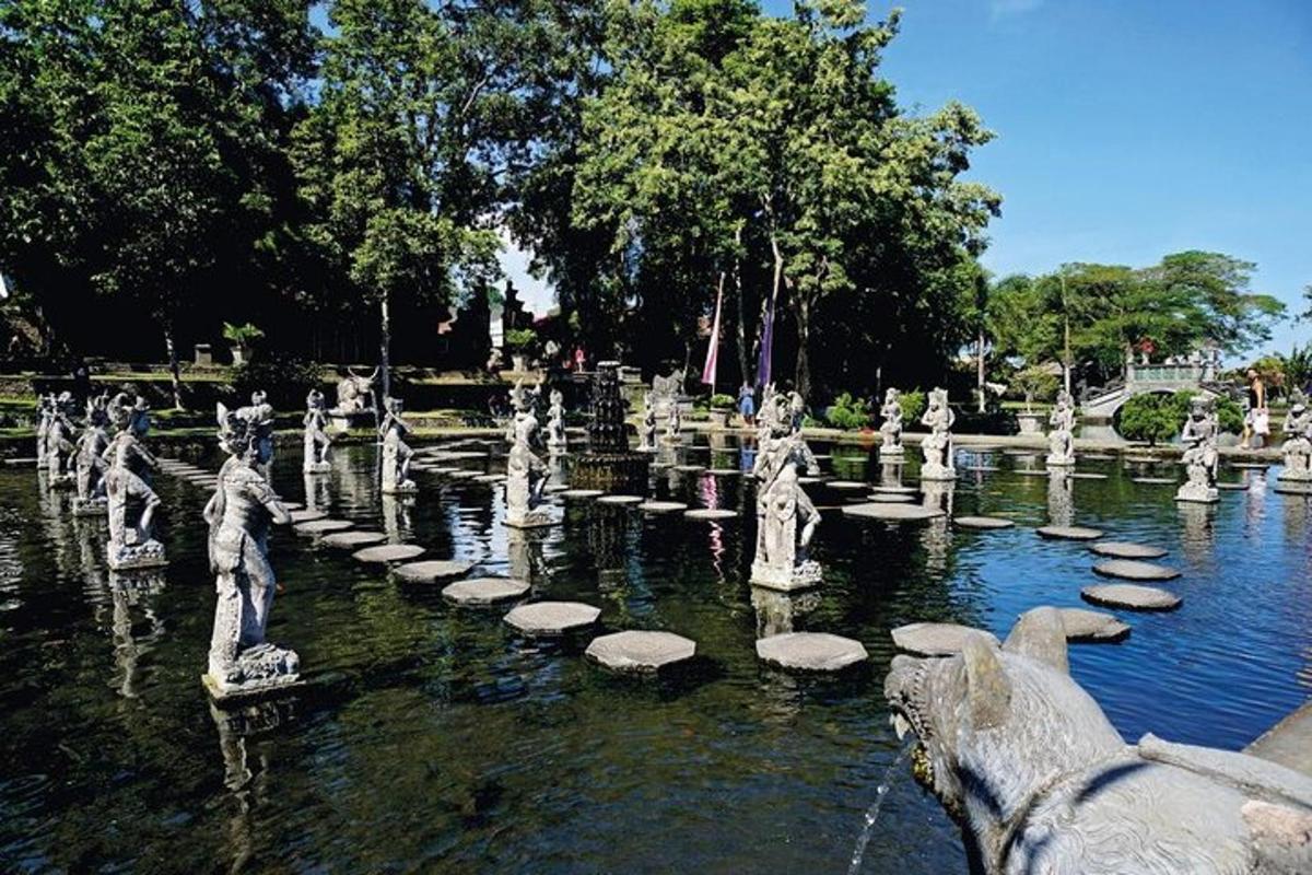 een fontein in een park met beelden in het water