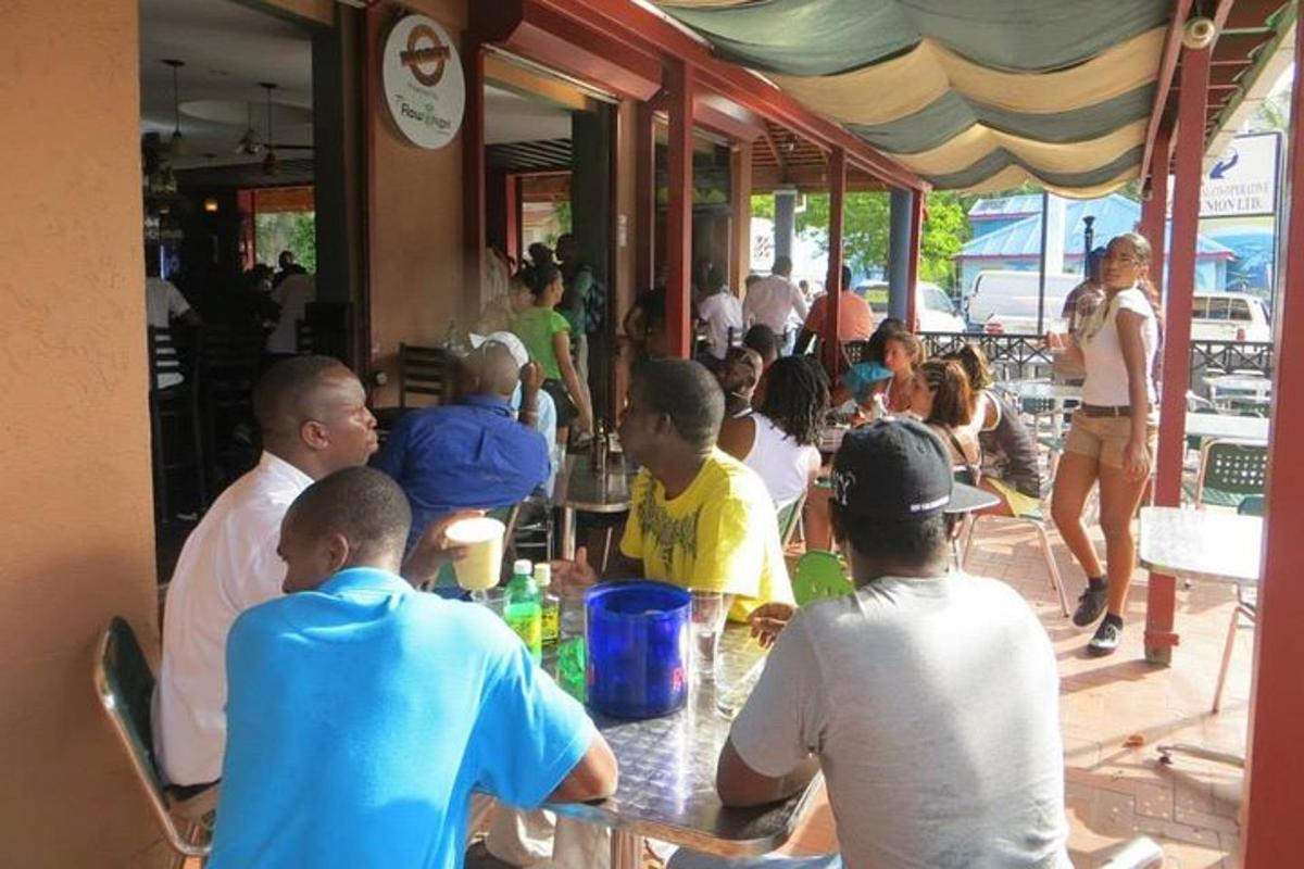 um grupo de pessoas sentadas à mesa de um restaurante