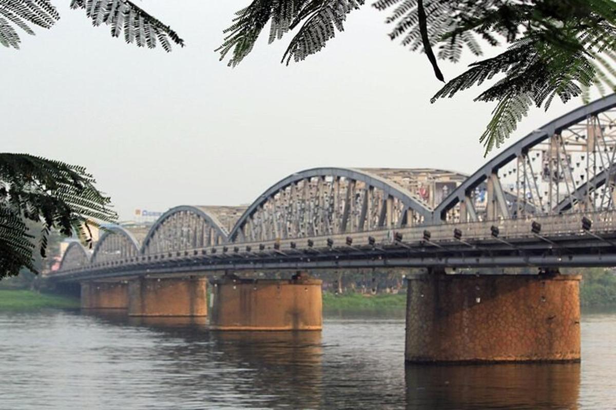 eine Brücke über einen Fluss mit einer Brücke über Wasser