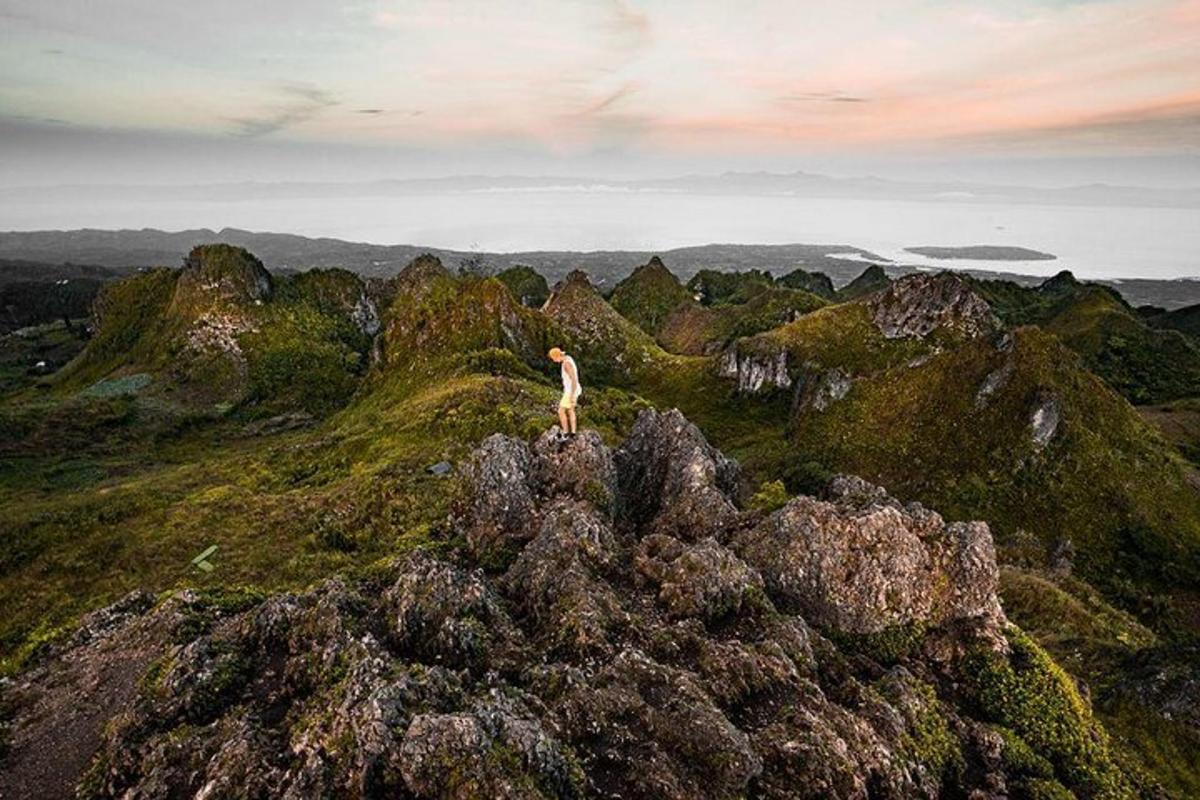 une personne debout au sommet d'une montagne