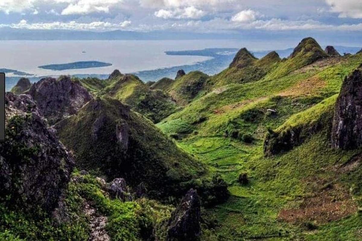une colline verdoyante avec vue sur l'océan