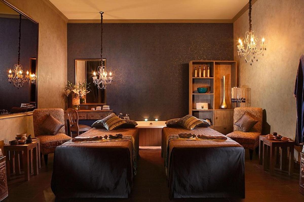 une chambre avec deux lits, une table et des chaises