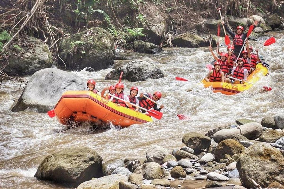 un grupo de personas en balsas en un río