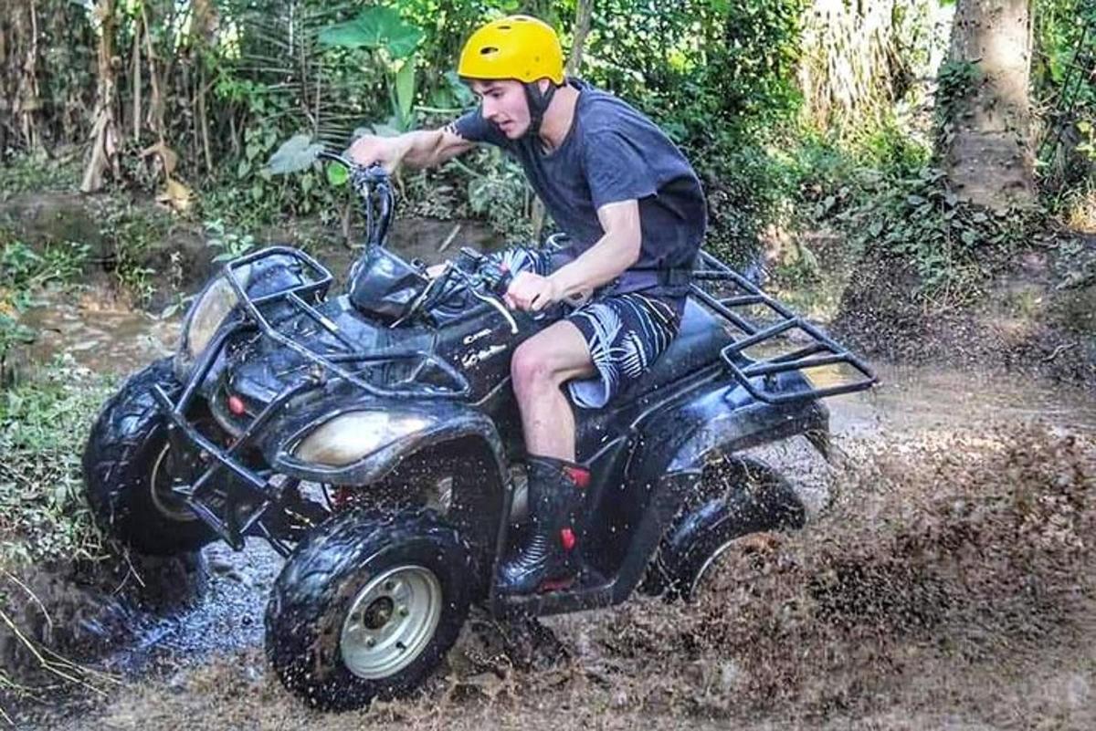 muž jedoucí na kolečkové kole v bahně