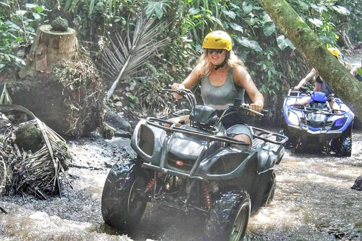 žena jedoucí na čtyřkolce v bahně