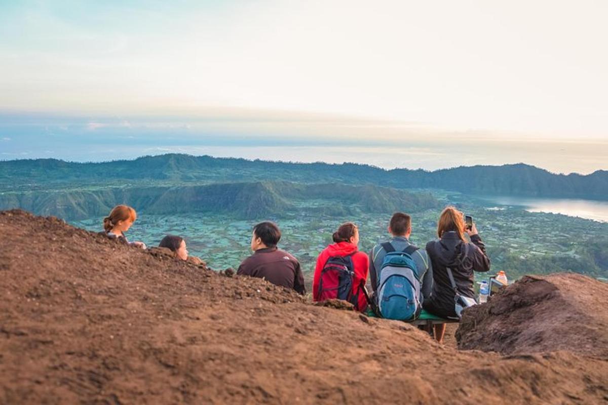 um grupo de pessoas sentadas no topo de uma montanha