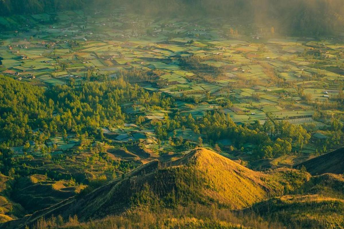uma vista aérea de uma vila em uma colina