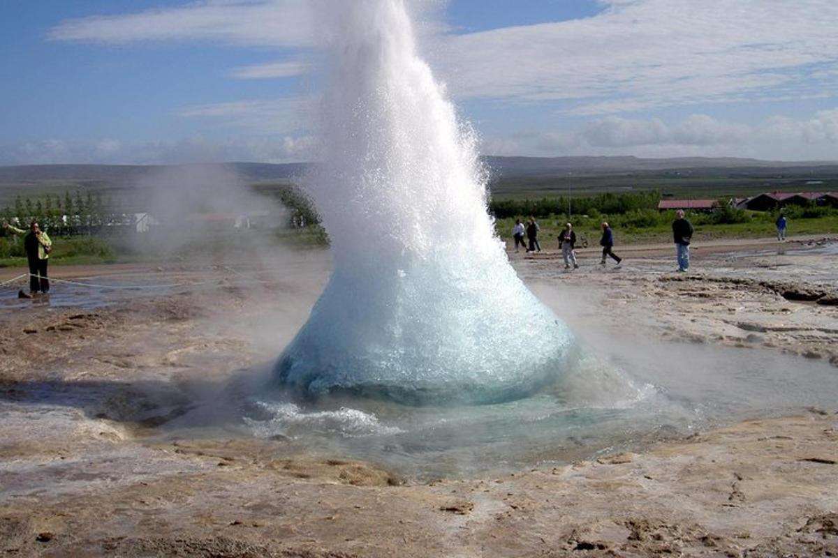 una fontana d'acqua in mezzo a un campo