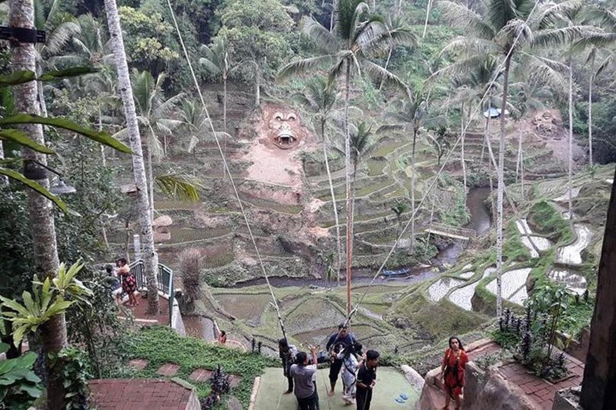 sekelompok orang berdiri di depan patung singa