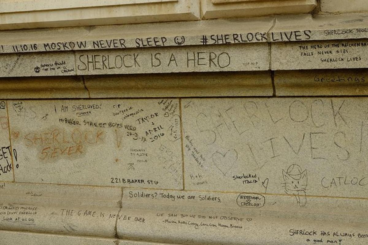 eine Wand mit viel Graffiti darauf