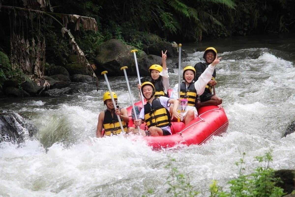 sekumpulan manusia dalam rakit di sungai