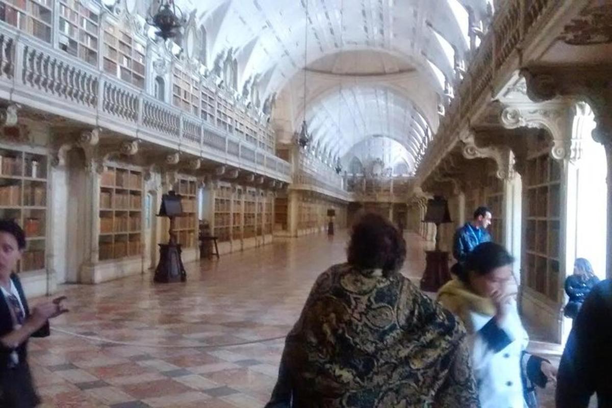 grupp inimesi klaasist laega raamatukogus