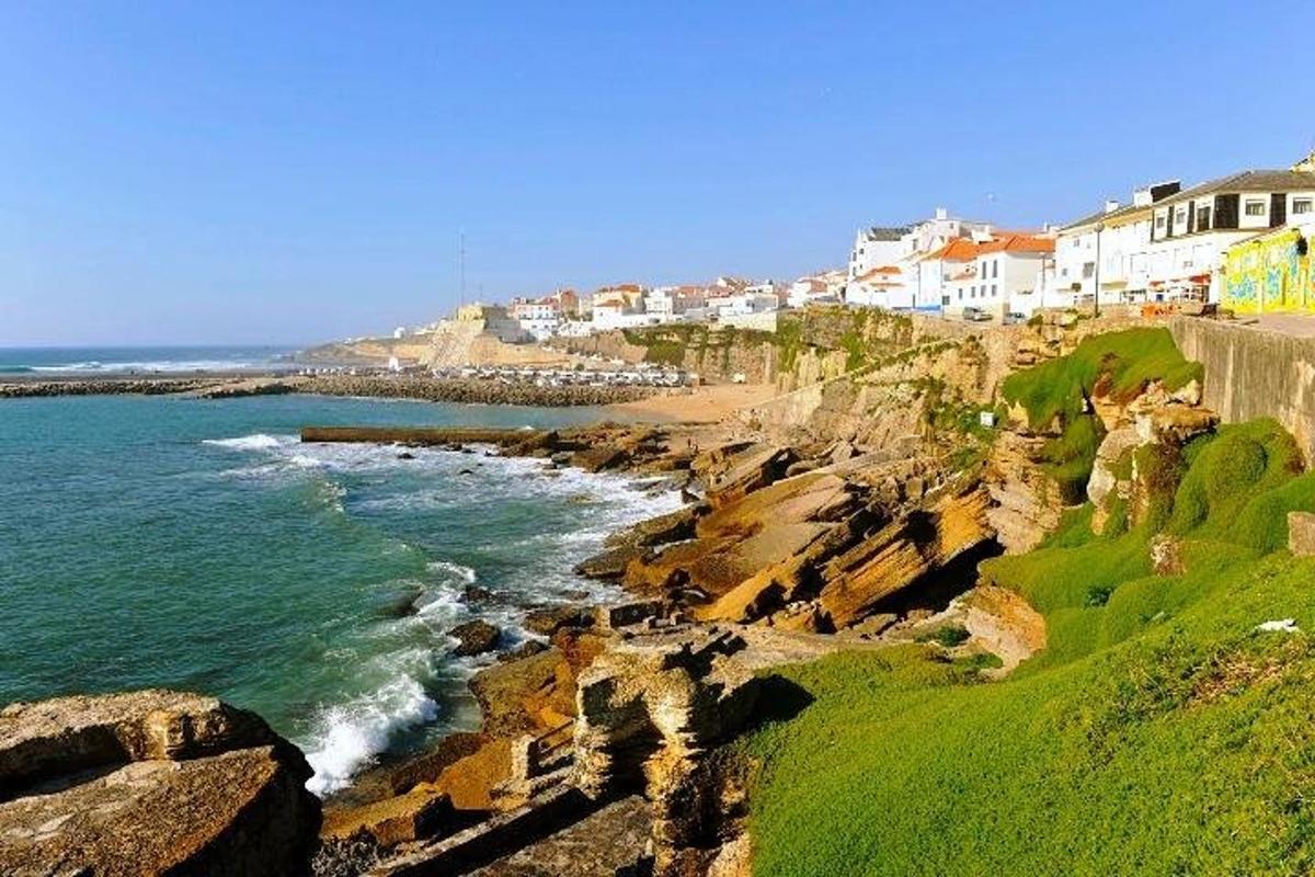 una vista d'una platja amb roques i cases