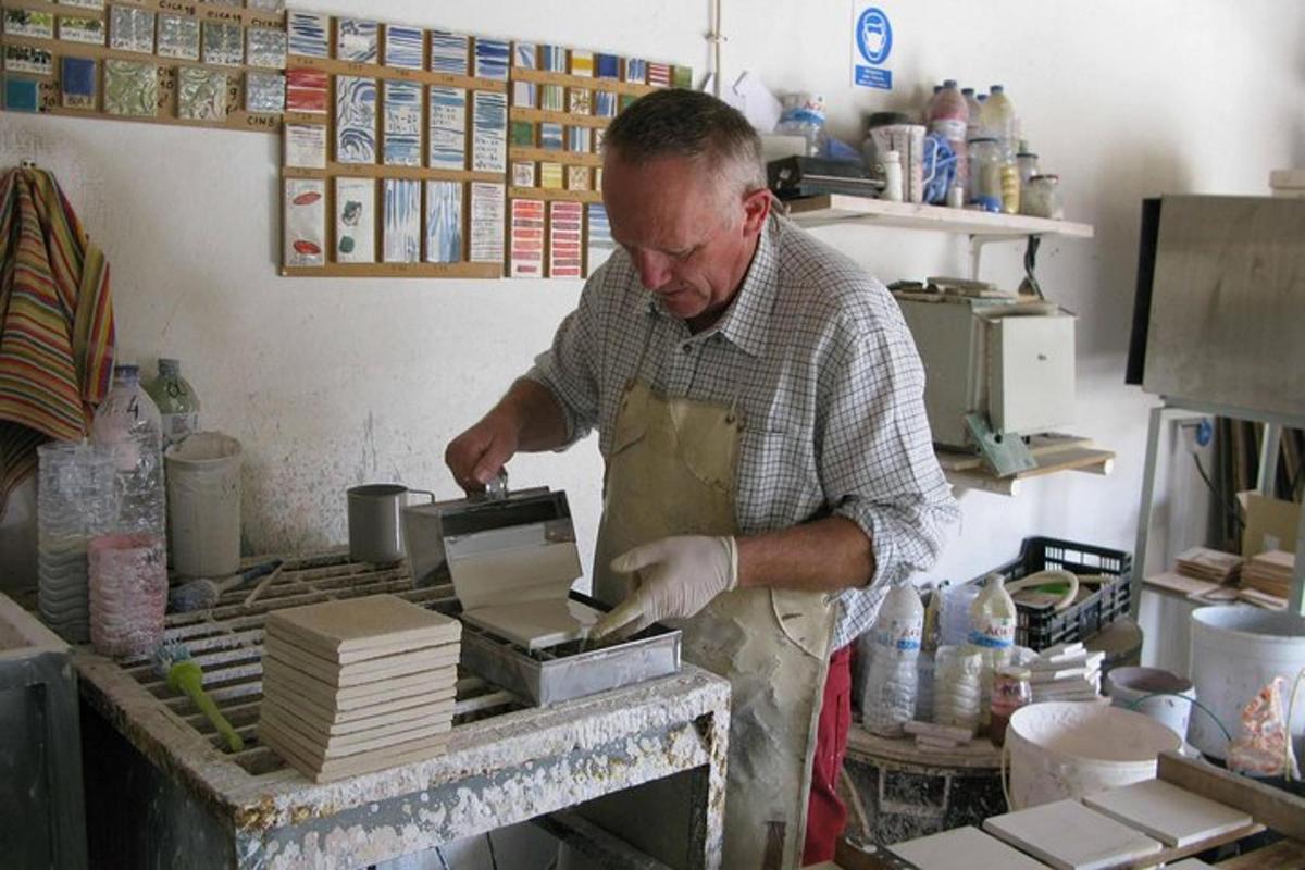 un home dret a la cuina preparant menjar